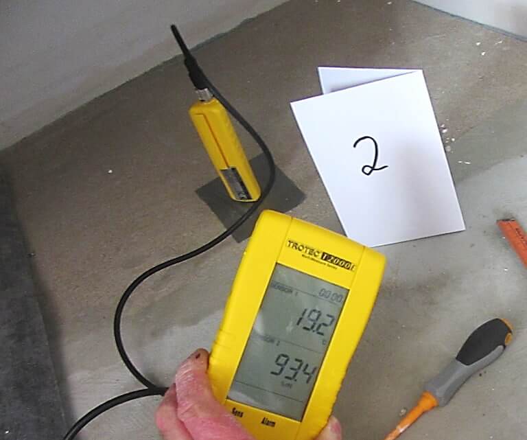 Erfolgskontrolle der Estrich-Dämmschicht-Trocknung gemäß  WTA-Merkblatt 6-16 mittels Thermohygrometers.